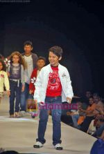 Darsheel Safary walk the ramp for Guru brand in Taj Land_s End on 25th Sep 2009 (11).JPG